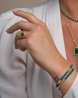 gouden armbandenstack met groene onyx edelsteen