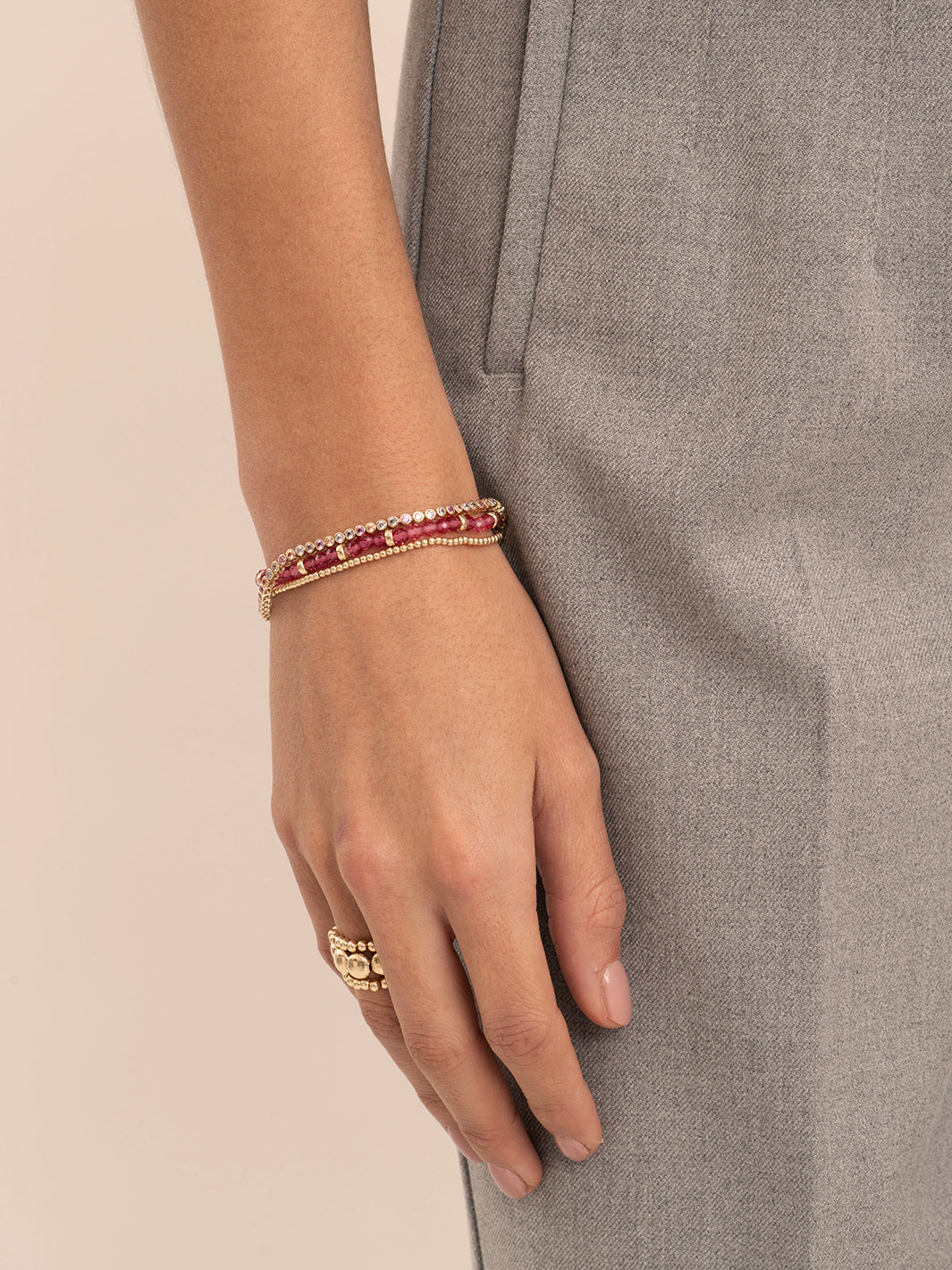 Fuchsia Quartz Roundell Tennis Round Multi CZ Armbanden Stack | Goudkleurig