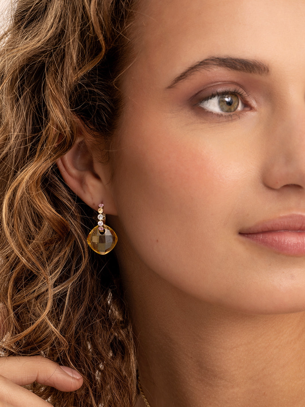 Light Citrine Cushion Cut Tube Huggies Multi CZ Oorbellen set | Goudkleurig