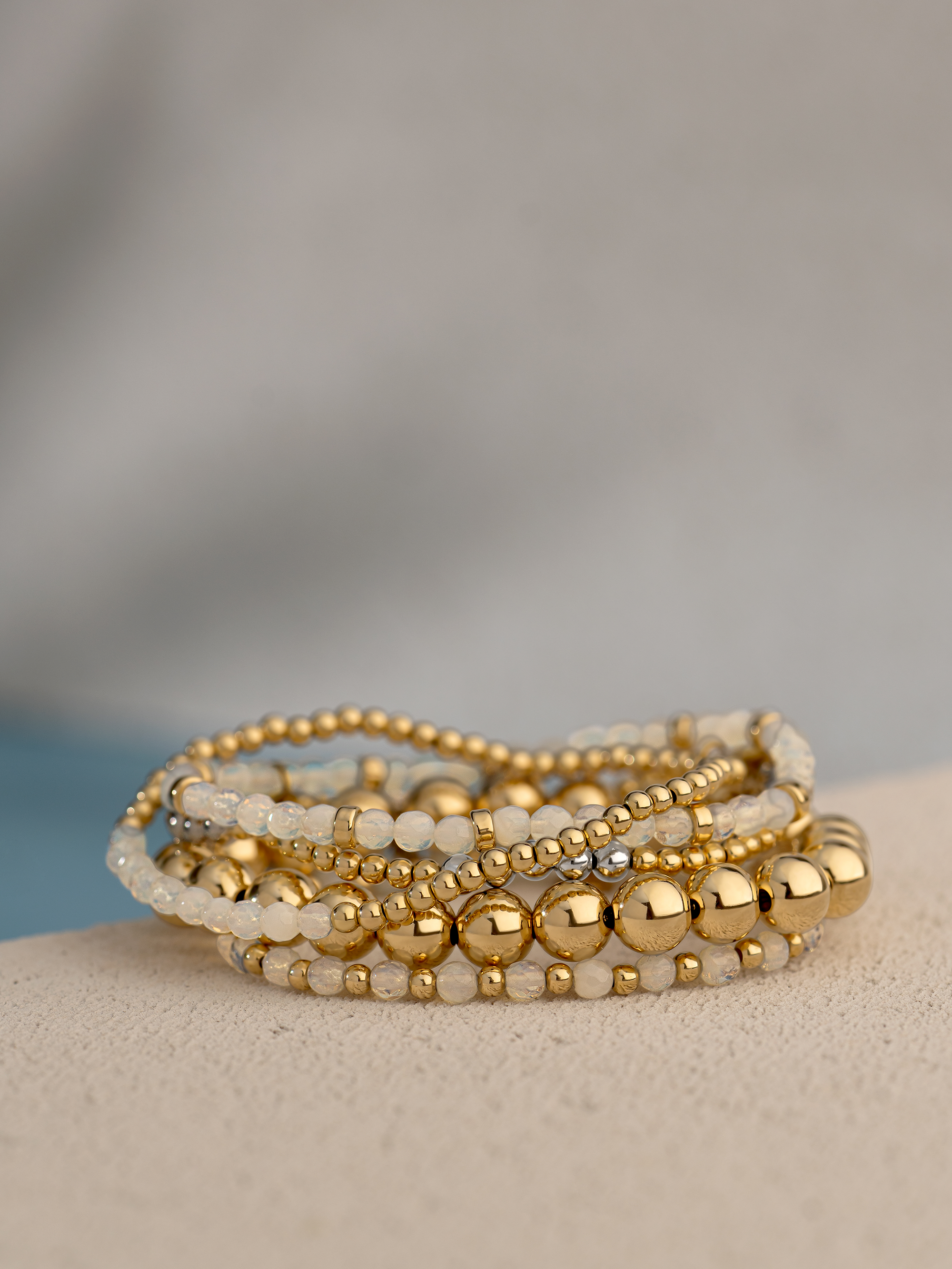 Opalite Roundel Bicolor Armbanden Stack | Goudkleurig