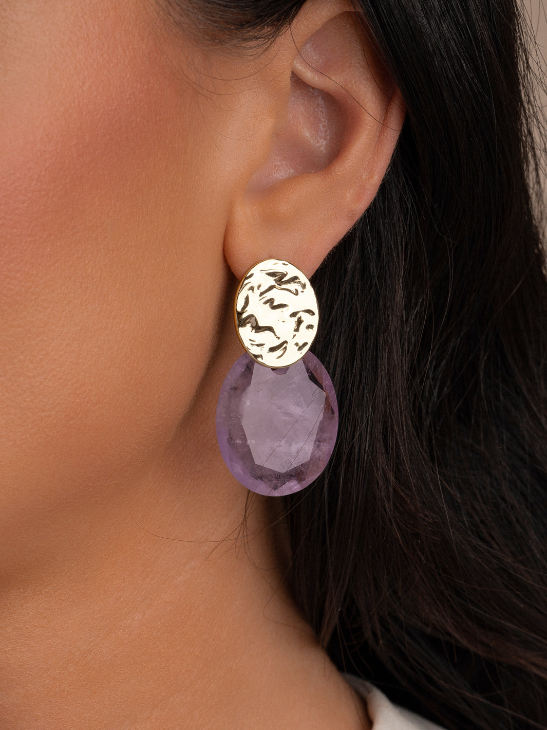 Laat je oren schitteren met de Amethyst Large Oval Round Clip Oorbellen Set van Sparkling - ronde goudkleurige oorstekers en prachtige amethyst edelstenen in een mix & match concept.