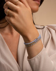 Dames hand met blauwe armbanden gouden kralen armband en blue lace agate kralen armband