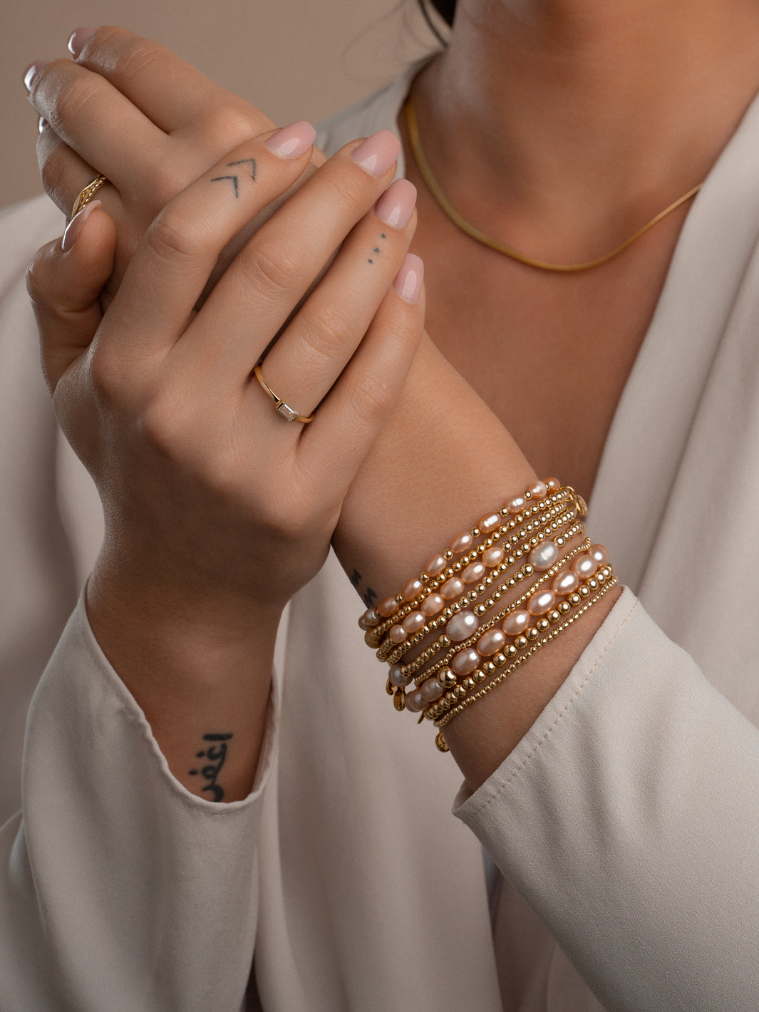 Armbandje met echt parels en goudkleurige kralen 