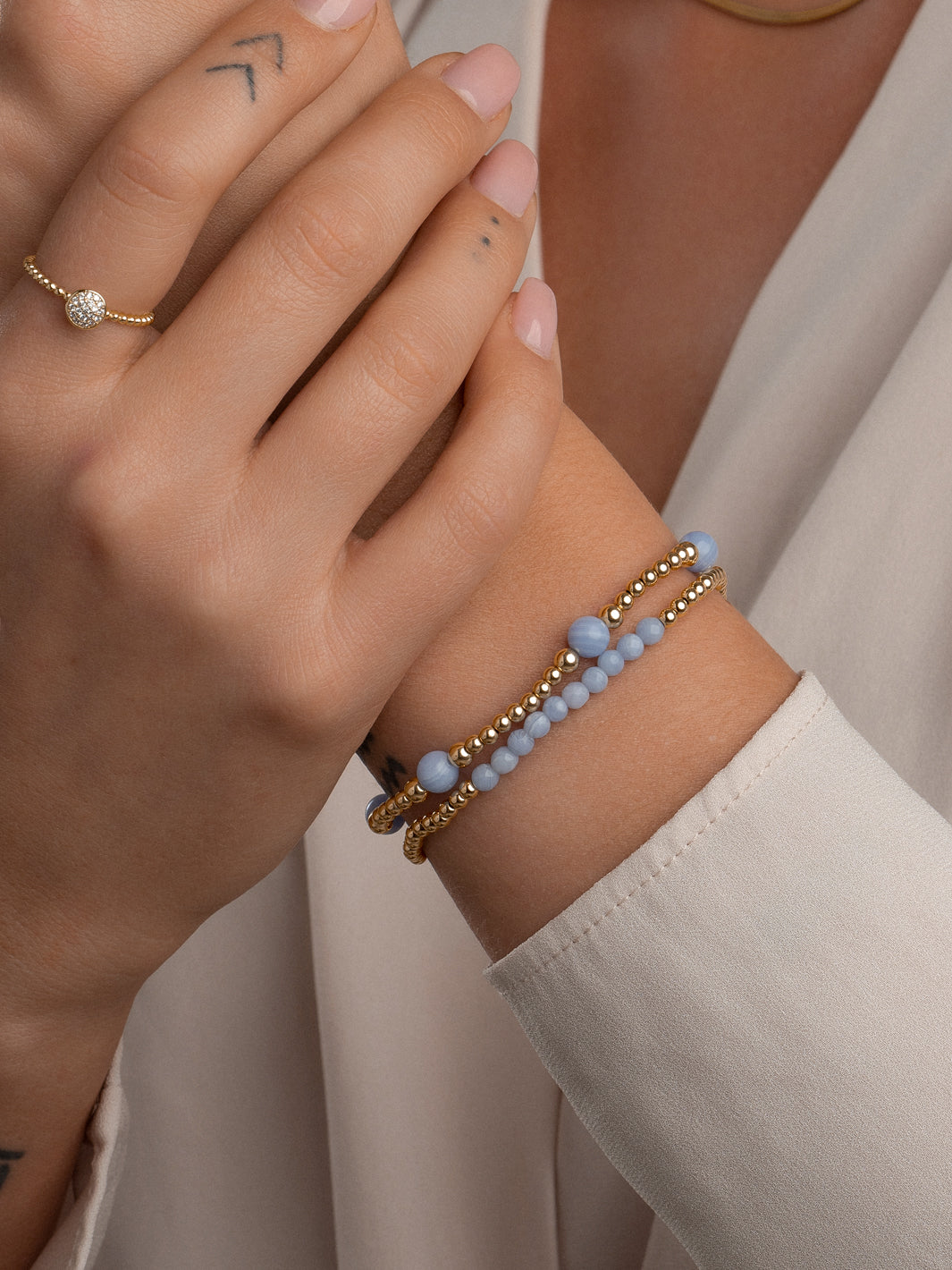 gouden kralenarmband met blauwe edelsteen 
