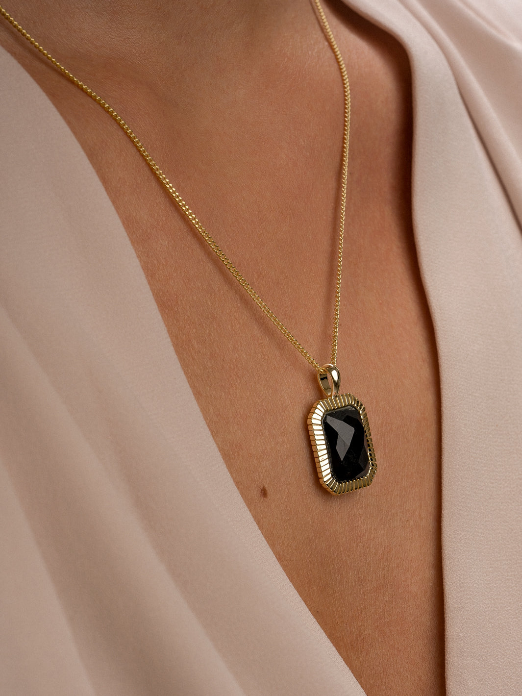 Gouden amulet met Onyx edelsten aan gourmet ketting Sparkling Jewels #kleur_goud