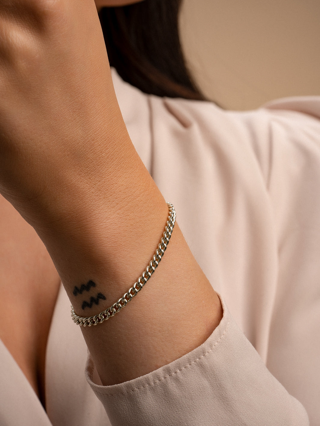 Curb chain armband in zilver om de pols bij een model #kleur_zilver