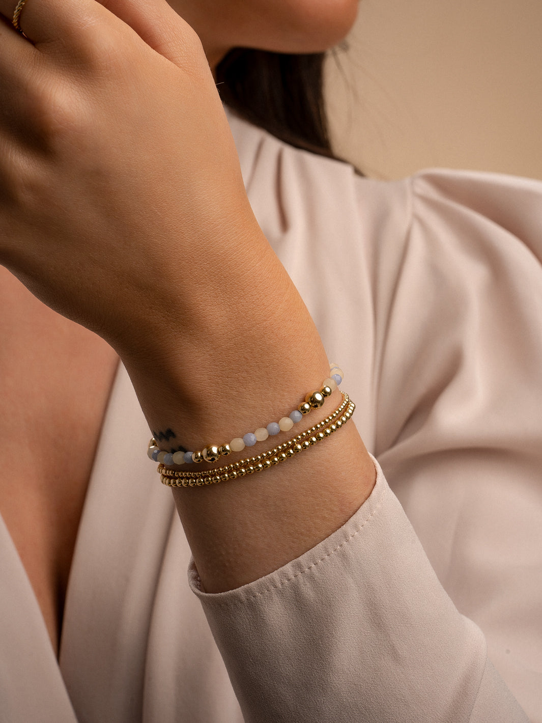 Sparkling armbanden set met gouden kralen en edelsteen kralen beige agaat en blue lace agaat #kleur_goud