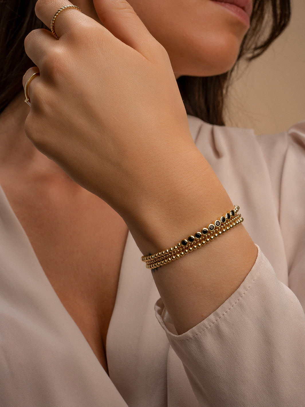 Vrouwen pols met kralen armband en 9 karaat gouden ringen van Sparkling Jewels #kleur_goud